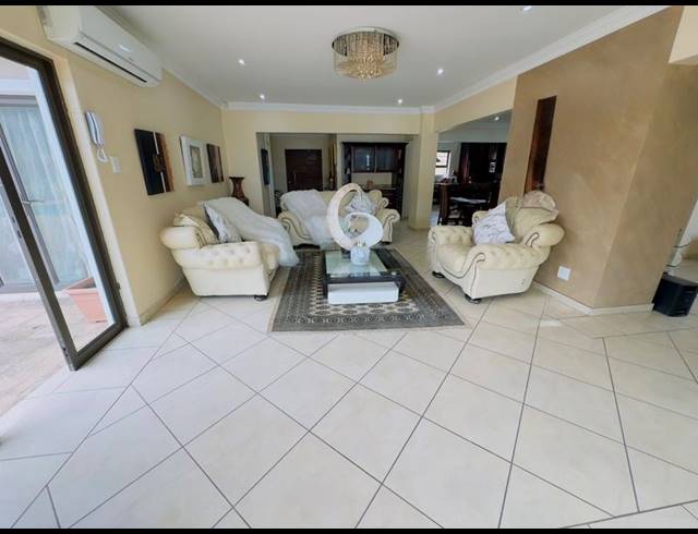 4 BEDROOM HOUSE FOR SALE IN LA LUCIA